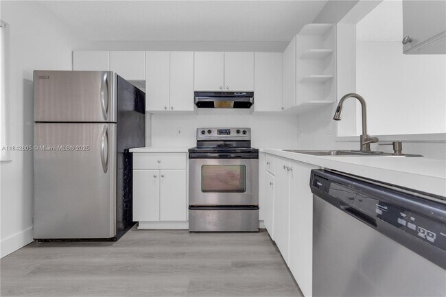 Photo - 8560 N Sherman Cir Unit 208