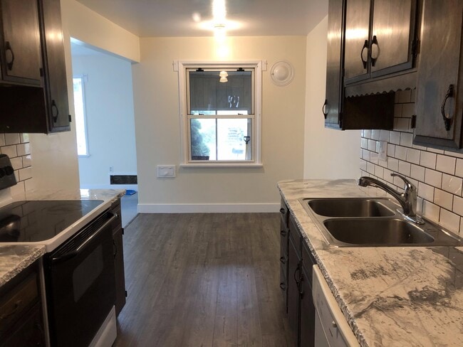 Kitchen/Dining - 108 Toponce Drive