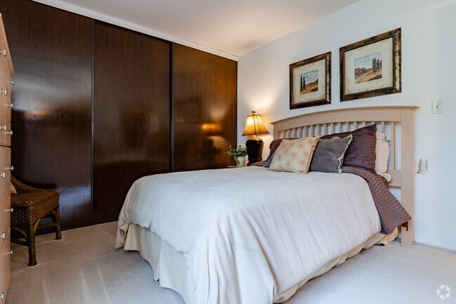 1BR, 1BA - 675SF - Bedroom - Deer Glen Apartments