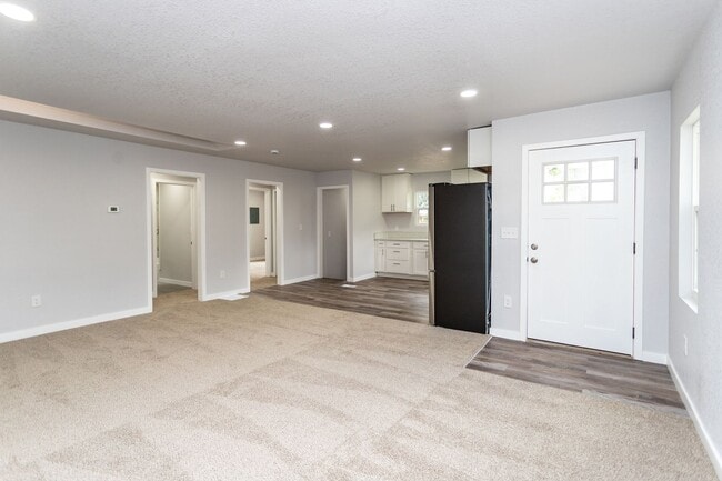 Building Photo - Beautifully Refurbished Home Near Downtown...
