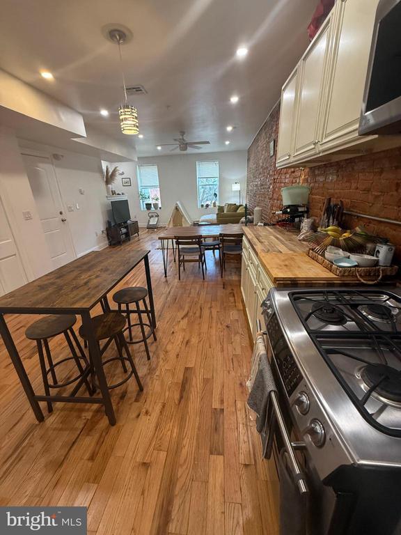 Photo - 2005 N Mascher St