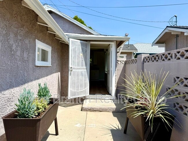 4125 1/2 S. Van Ness Ave - 4125 1/2 S. Van Ness Ave Condo