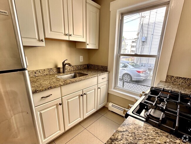 Building Photo - 119 Andover St Unit 1 Rental