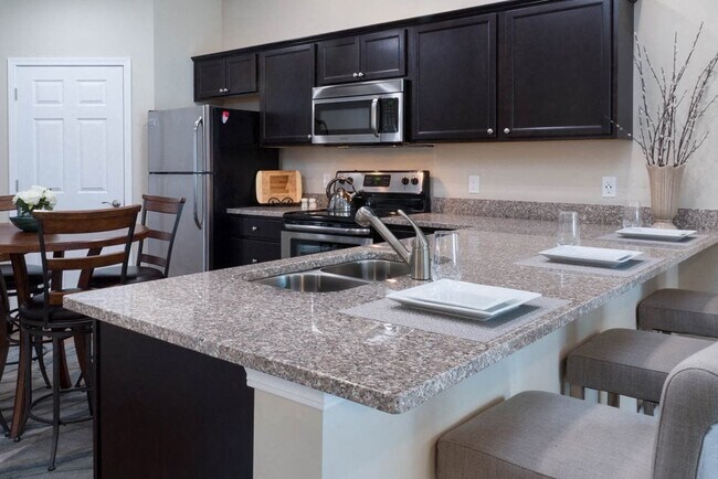 Amplias cocinas comedor - Redwood Altoona