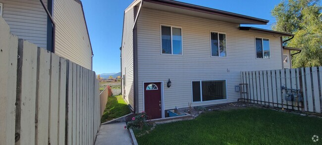 Building Photo - 3 Bed, 2.5 Bath Kalispell Townhome