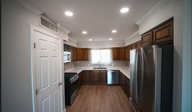 Photo - 3140 W 8th St