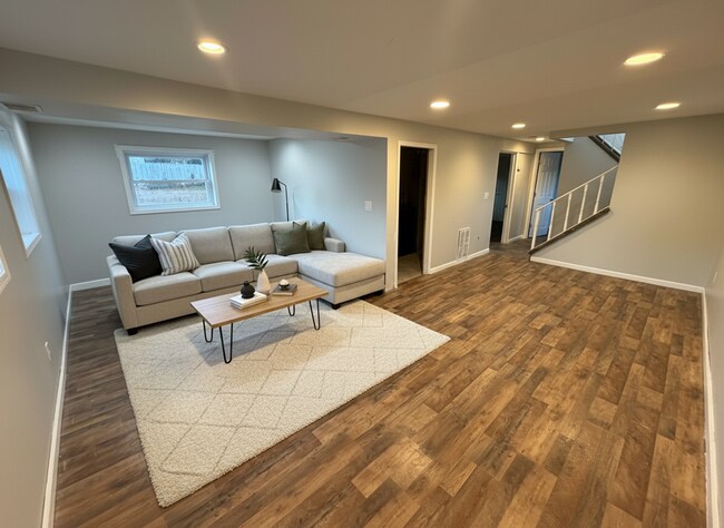 Photo - Spacious 5-Bedroom Bi-Level on a Quiet Cul-de-Sac!