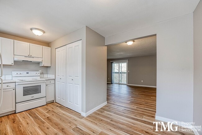 Building Photo - 2 BD Unit B