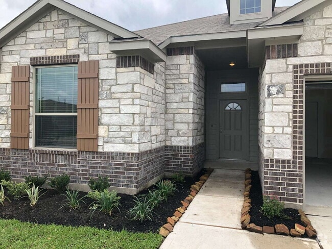 Building Photo - Modern Comfort with a Spacious Backyard in... Rental
