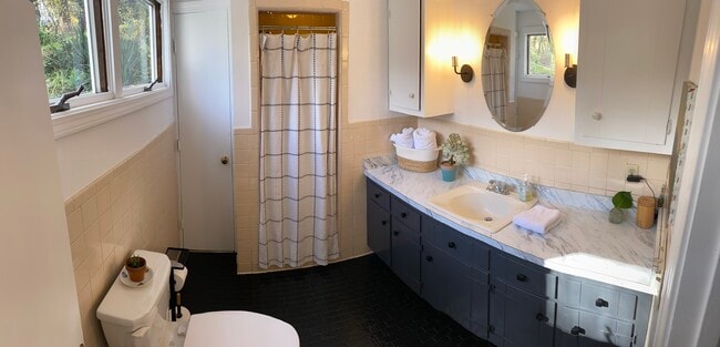 Baño en la planta baja con ducha - 80 Torrington Ave