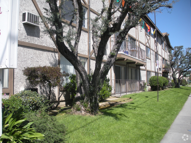 Building Photo - Green Court Garden Apartments