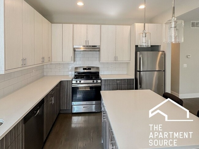 Building Photo - 2618 N Rockwell St Unit 1F