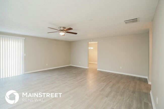 Photo - 970 Dostie Cir