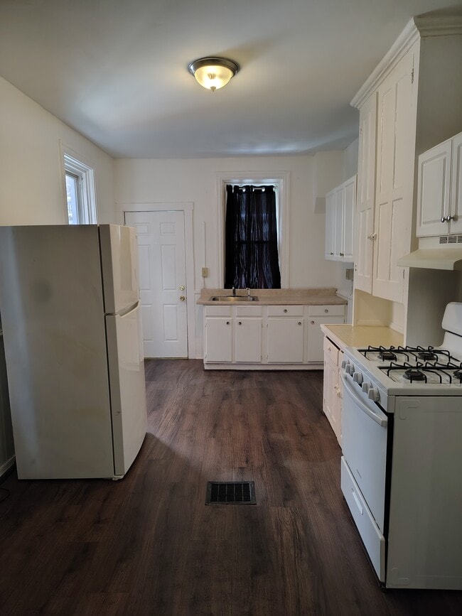 Kitchen - 1631 Carnation St