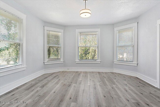 Photo - 2142 Park St