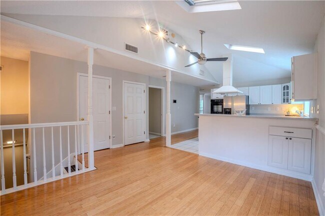 Photo - 1053 Vista Trail NE