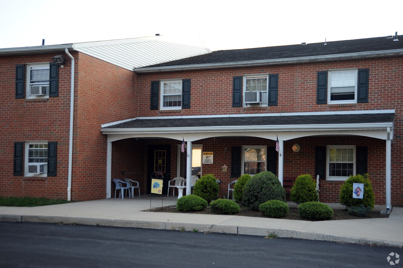 Photo - Laurel Court Apartments