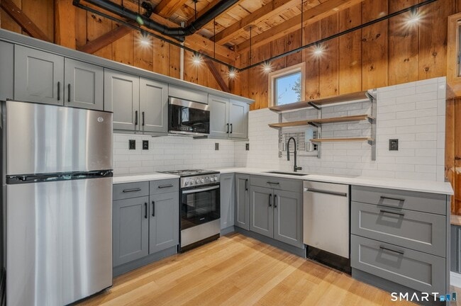 13 Meadowood Ln