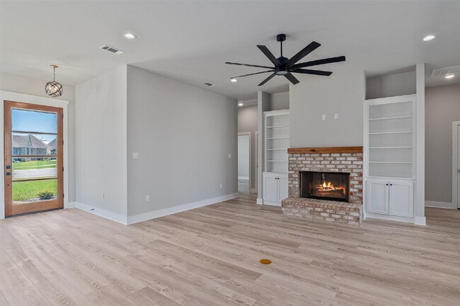 Photo - "Charming 3-Bed Retreat with Granite Elegance & Cozy Fireplace in Benton!"