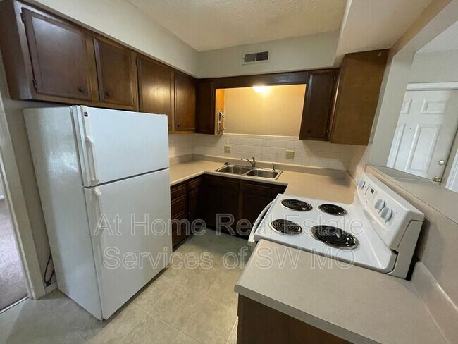 Photo - 808 E Walnut St Unit Apt #3