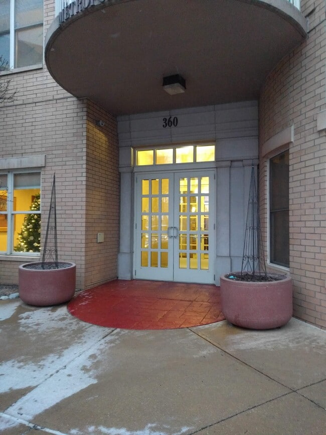 Building Photo - 360 W Washington Ave Unit 104