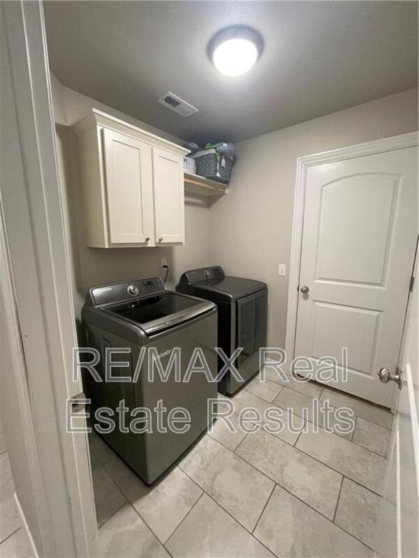 Photo - 905 SW Vangough Rd