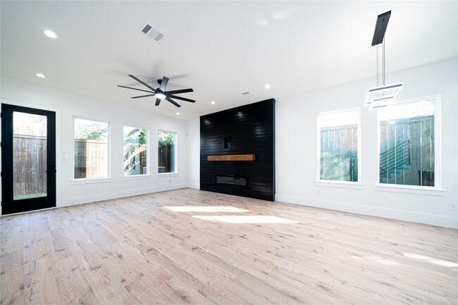 Building Photo - 2501 Parker Rd