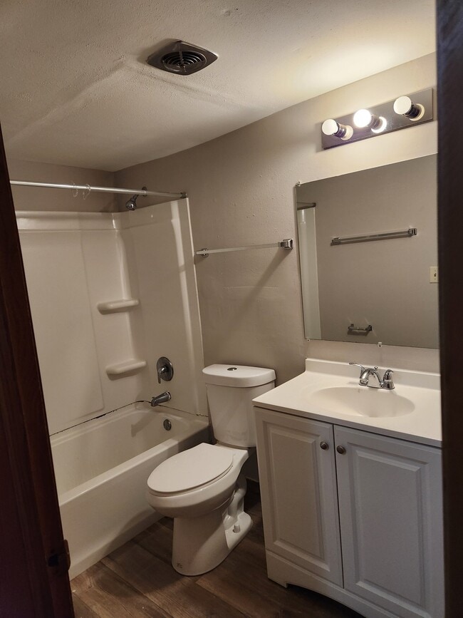 Photo - N86W16351-W16351 Appleton Ave Unidad 8