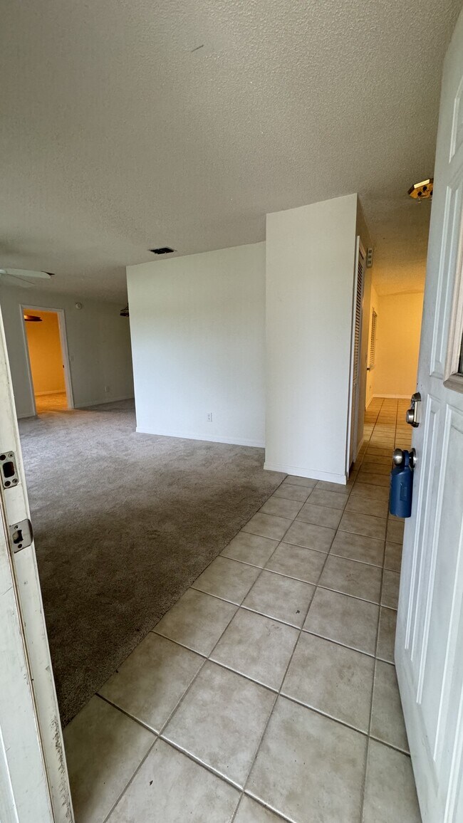 Photo - 1422 Myrna Ln