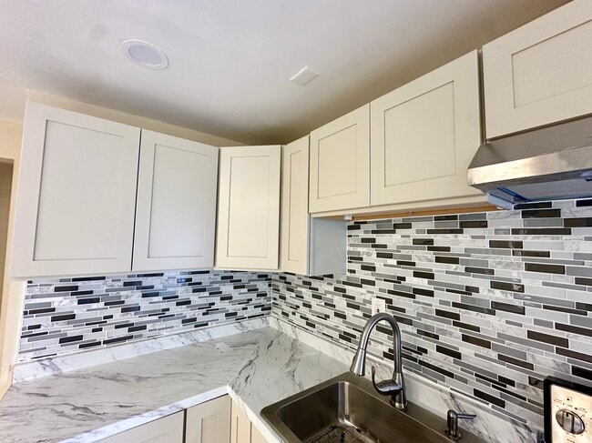 Building Photo - 104 Gillett St Unit 1 Rental