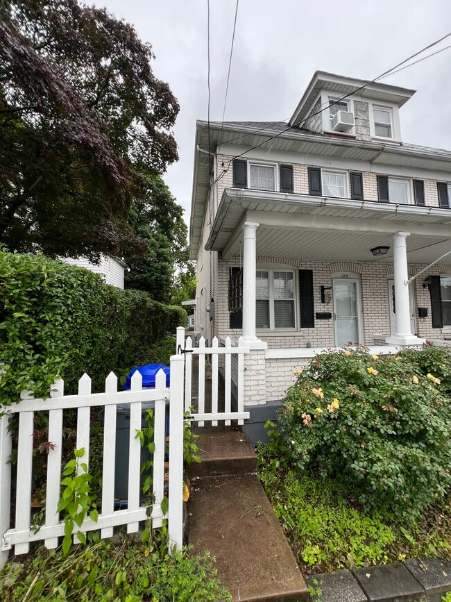 Photo - 213 6th St House