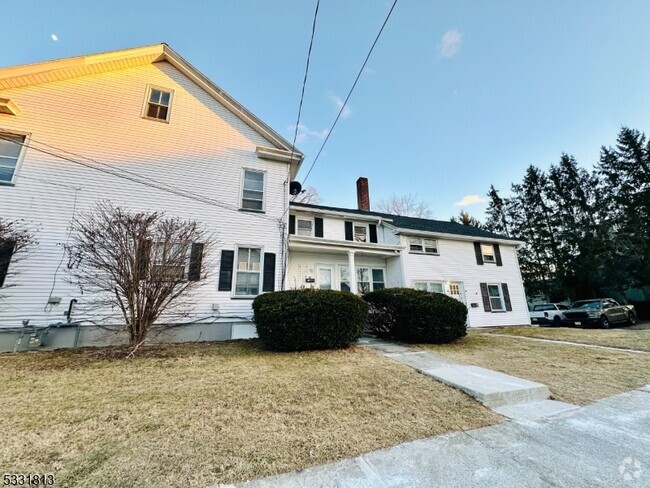 Building Photo - 18 Elm St Rental