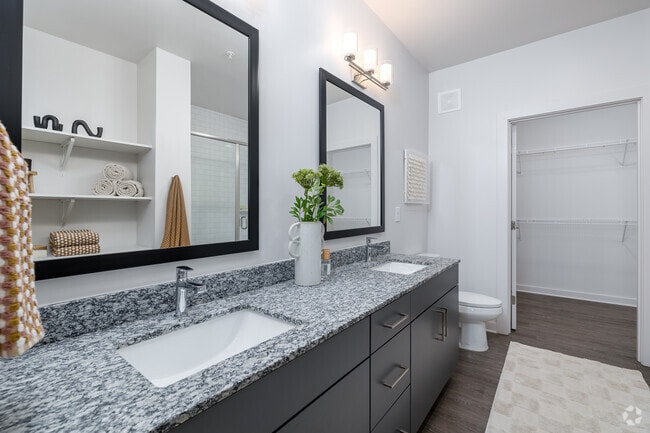 2BR, 2BA - 1,142SF - Master Bathroom
