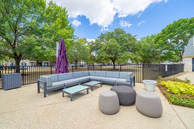 Photo - River Oaks Villas Apartments