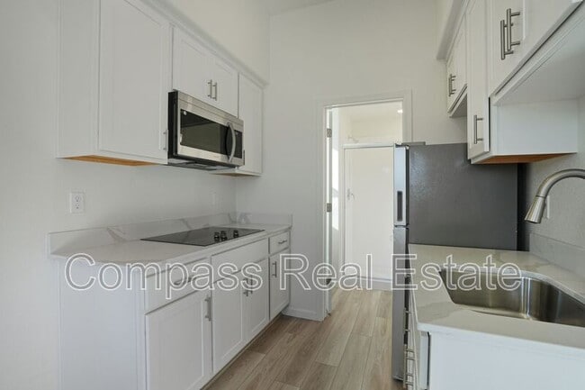 Building Photo - 3814 Norbridge Ave Unit 2