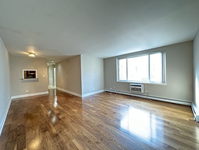 Building Photo - 654 W Grace St Unit J05P