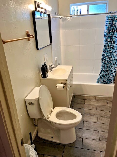 Full Bathroom # 1 - 5020 College Ave