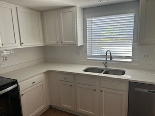 Photo - Beautiful 3/2 Available now!