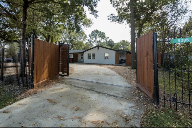 Gate to parking & front yard entrance - 9305 Emnora Ln Casa