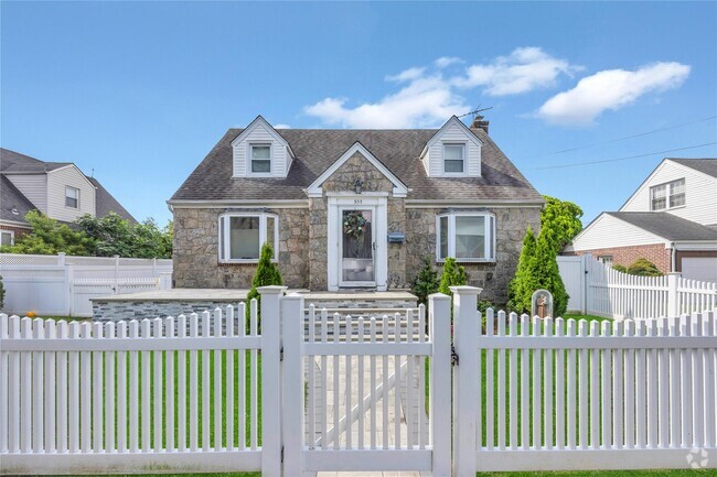 Building Photo - 933 Fenworth Blvd Rental