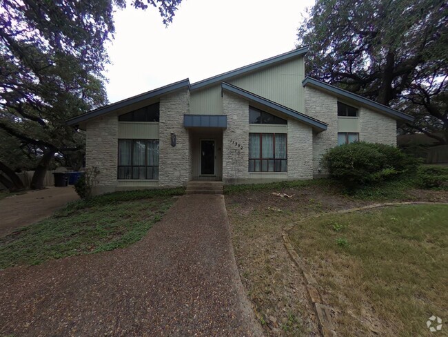 Building Photo - Spacious 4-bedroom Home