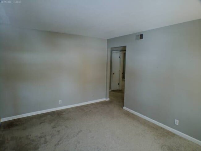 Photo - Cozy 2 bedroom and 1 bath apartment off 48th St to Gateway Ave off I-69 in Riverside, MO