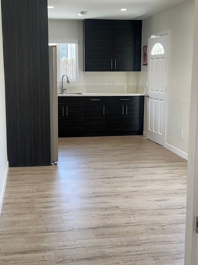 Photo - 14201 Calvert St Unidad 14203 3/4