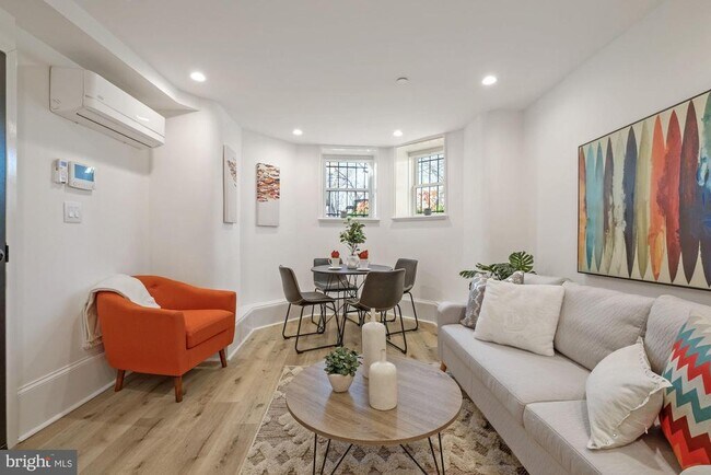 Photo - 1979 Biltmore St NW Unidad 1