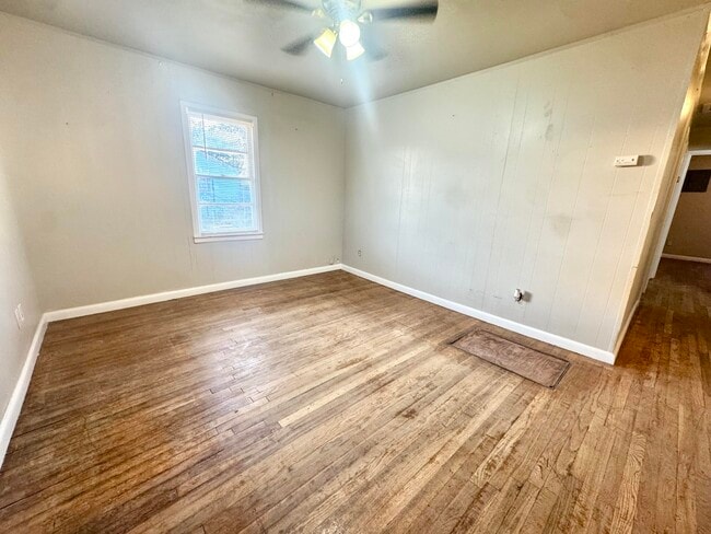 Photo - 3213 Erskine St
