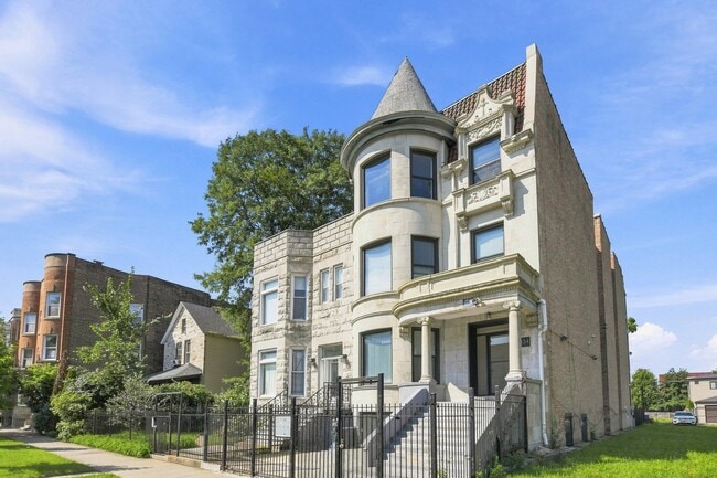 Building Photo - 4834 S Prairie Ave