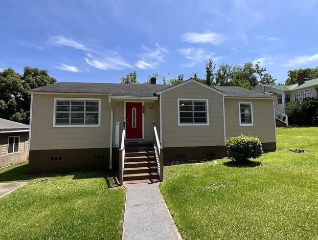 Building Photo - Adorable 3/1 in Marianna w/ Lawn Maintenance & Pest Control Included