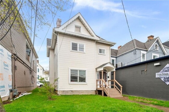 Building Photo - Charming 2-Bedroom Home with Tall Ceilings & Backyard Deck in Coraopolis