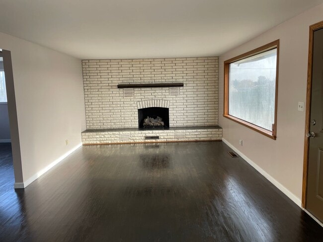 Photo - Clean 3 Bedroom!