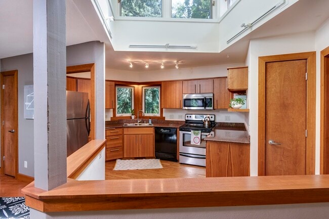 Building Photo - 6002 Hammersley Rd Rental